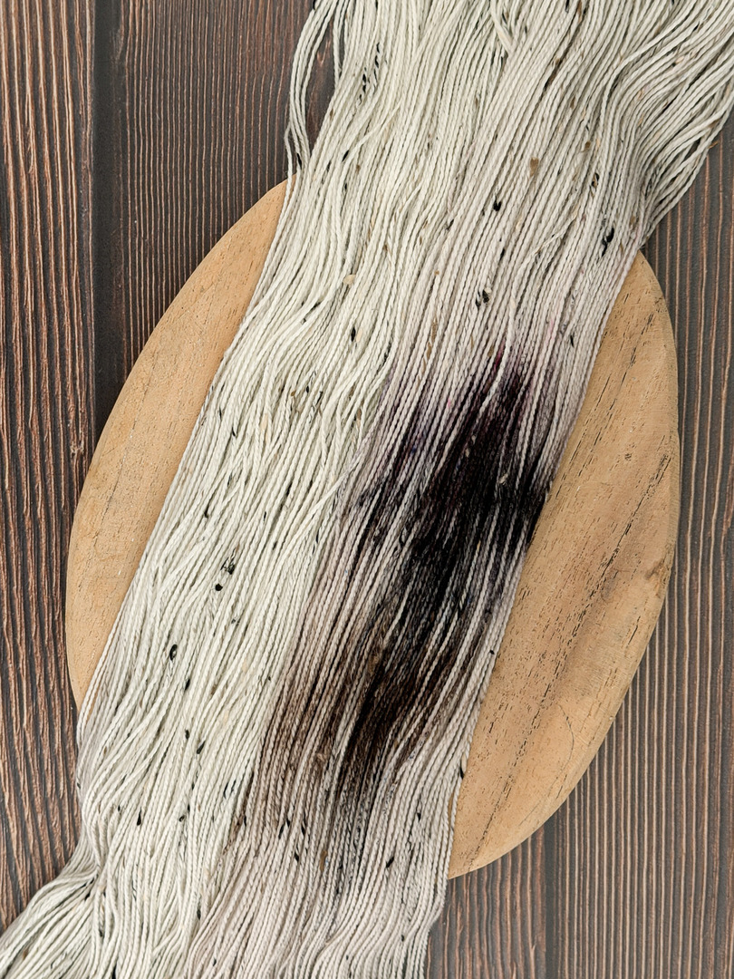 Włóczka piegowata 100g, kolor naturalny/kawa, merino superwash z donegal nep – farbYARNia
