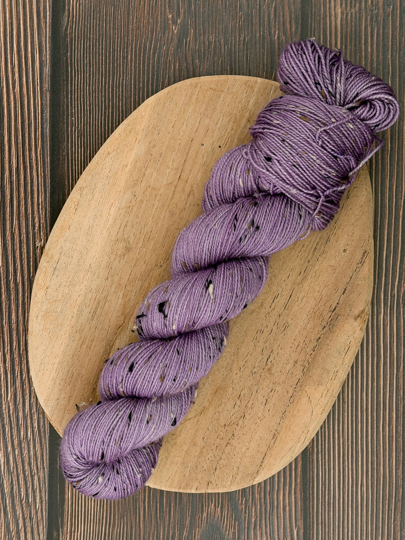 Włóczka piegowata 100g, kolor lilaki, merino superwash z donegal nep – farbYARNia