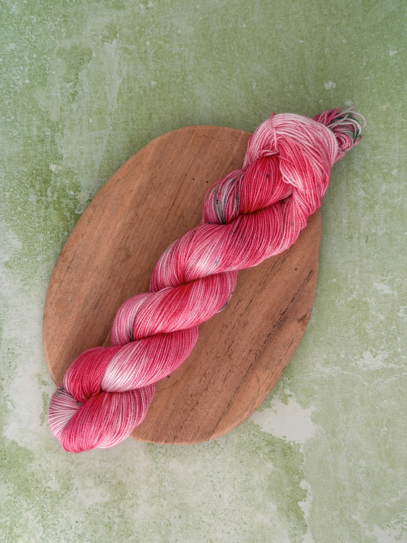 Mocna Arbuz 100g — ręcznie farbowana włóczka skarpetkowa merino FarbYARNia