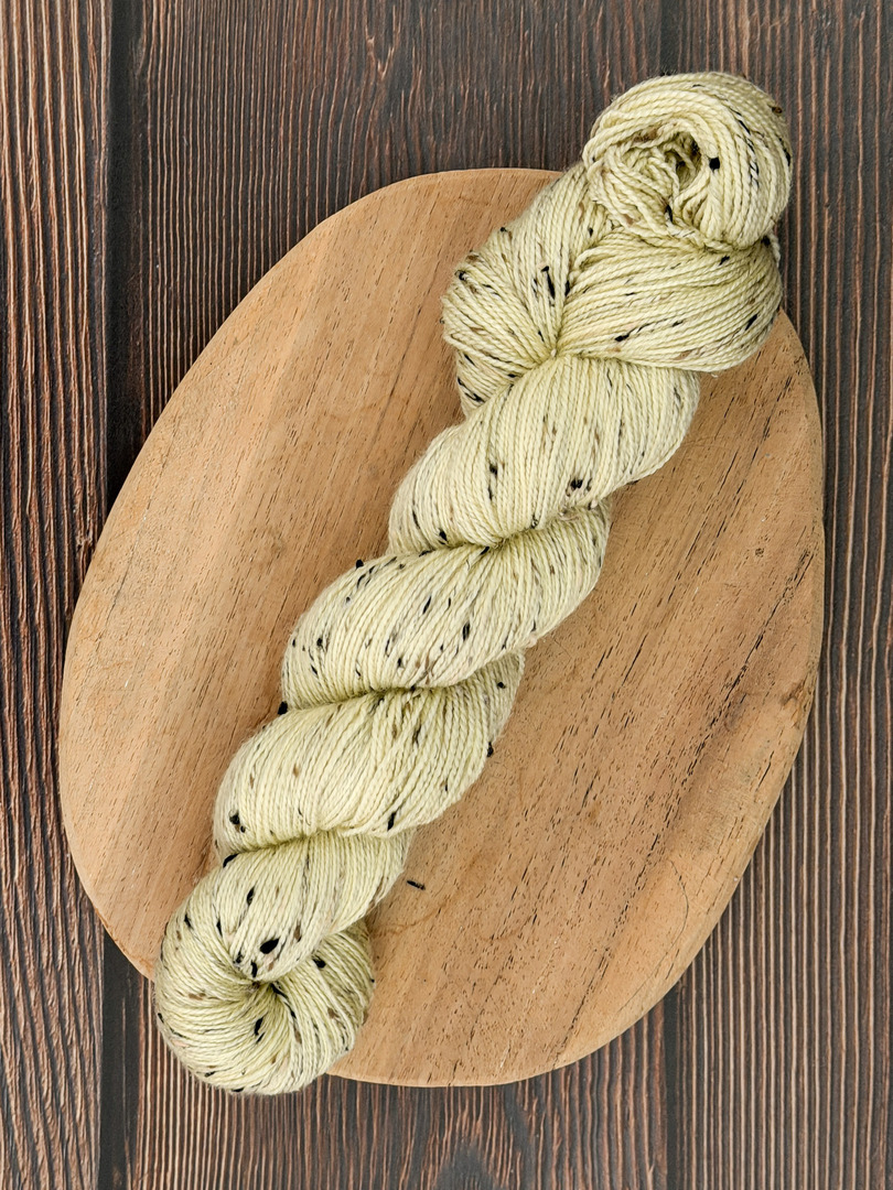 Włóczka piegowata 100g, kolor masełko, merino superwash z donegal nep – farbYARNia