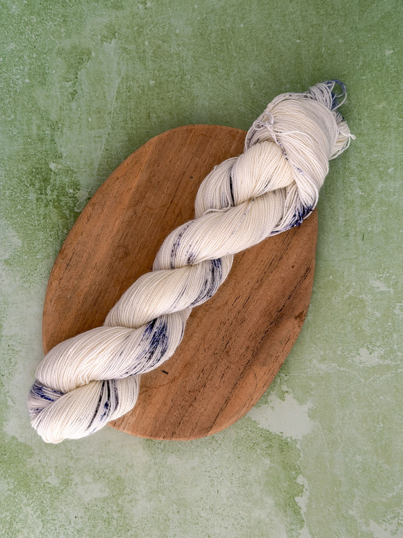 Mocna Terazzo jagoda 50g — ręcznie farbowana włóczka skarpetkowa merino FarbYARNia