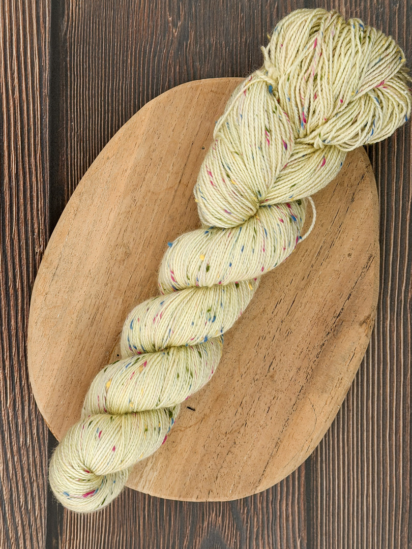 Włóczka piegowata 100g, kolor masełko, merino superwash z donegal nep – farbYARNia