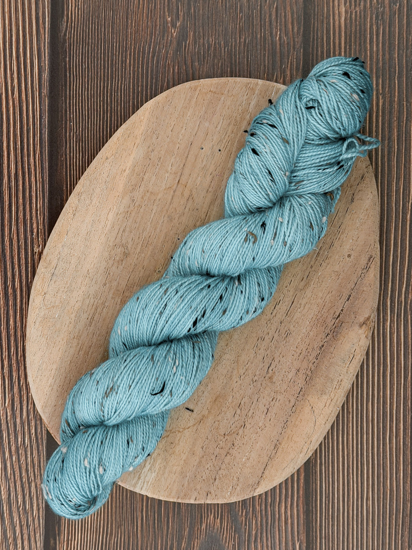Włóczka piegowata 100g, kolor laguna, merino superwash z donegal nep – farbYARNia