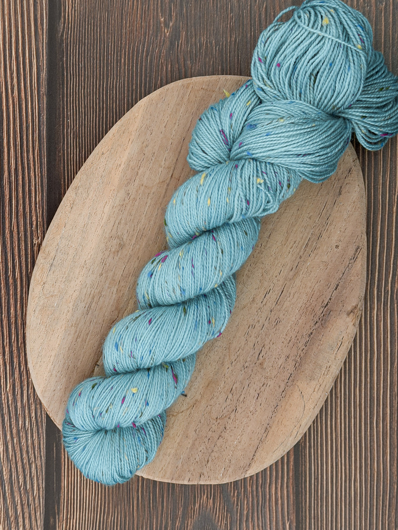 Włóczka piegowata 100g, kolor laguna, merino superwash z donegal nep – farbYARNia
