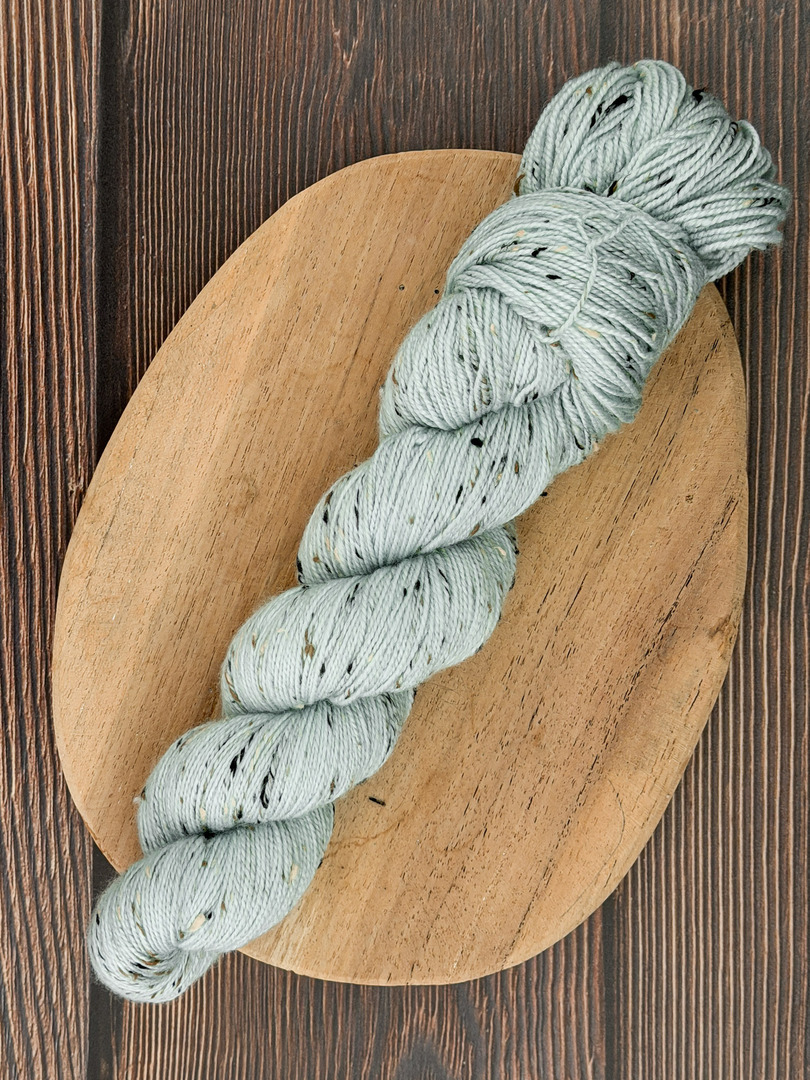 Włóczka piegowata 100g, kolor miętusek, merino superwash z donegal nep – farbYARNia