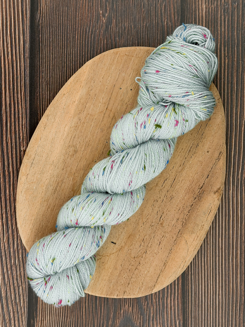 Włóczka piegowata 100g, kolor miętusek, merino superwash z donegal nep – farbYARNia