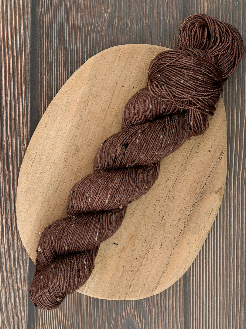 Włóczka piegowata 100g, kolor brownie, merino superwash z donegal nep – farbYARNia