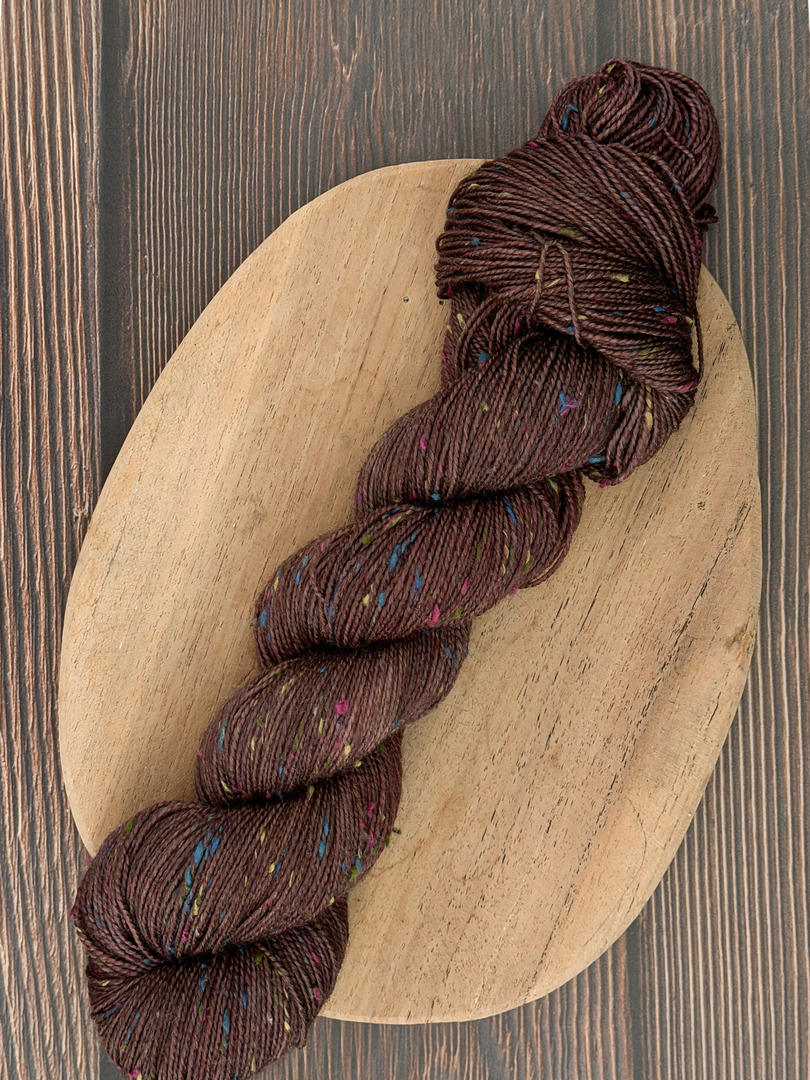 Włóczka piegowata 100g, kolor brownie, merino superwash z donegal nep – farbYARNia