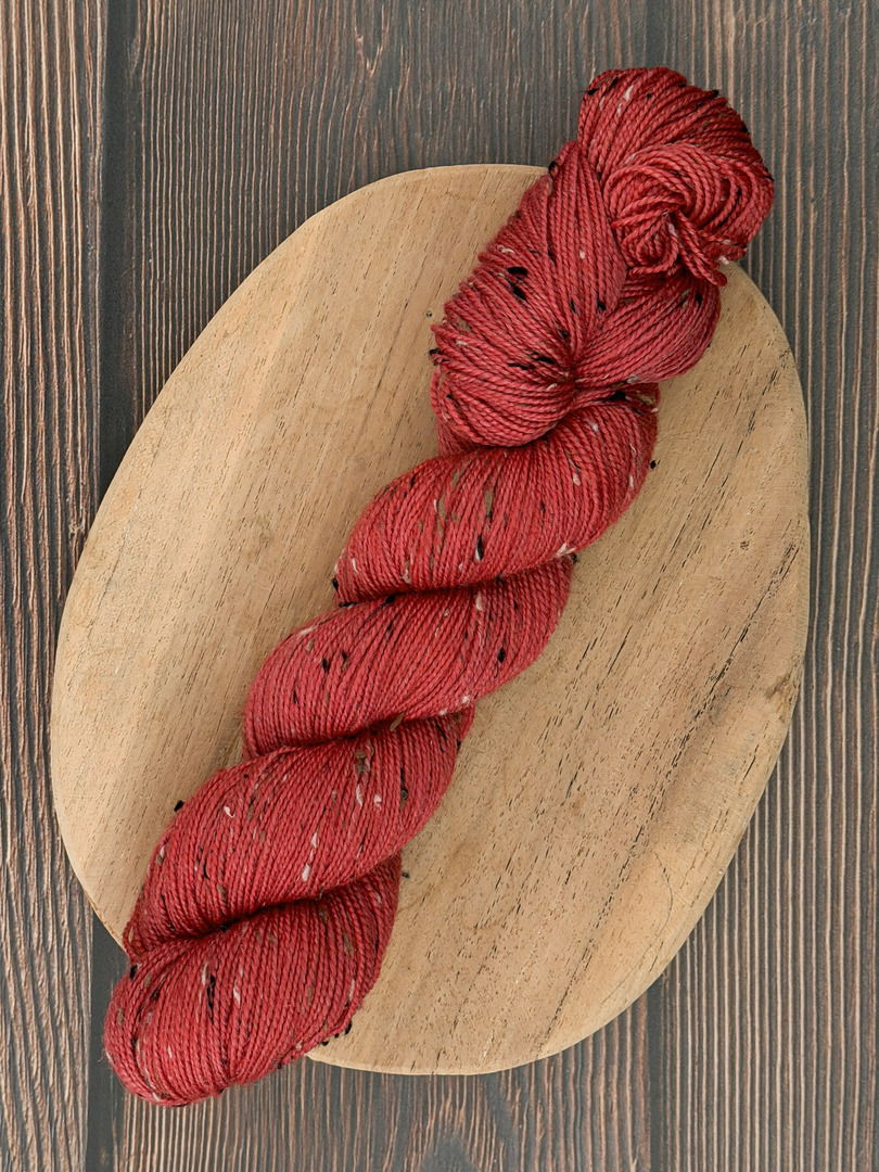 Włóczka piegowata 100g, kolor jarzębina, merino superwash z donegal nep – farbYARNia