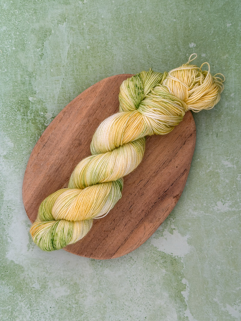 Mocna Lemoniada limonkowa 100g — ręcznie farbowana włóczka skarpetkowa merino FarbYARNia