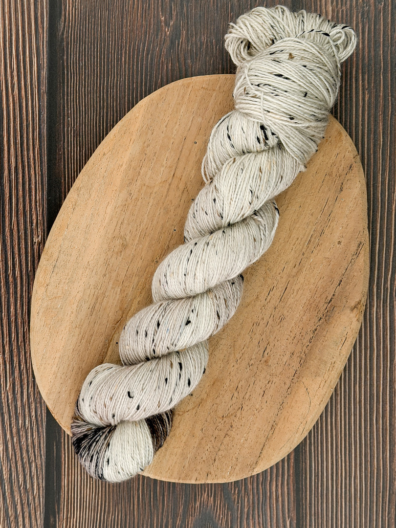 Włóczka piegowata 100g, kolor naturalny/kawa, merino superwash z donegal nep – farbYARNia
