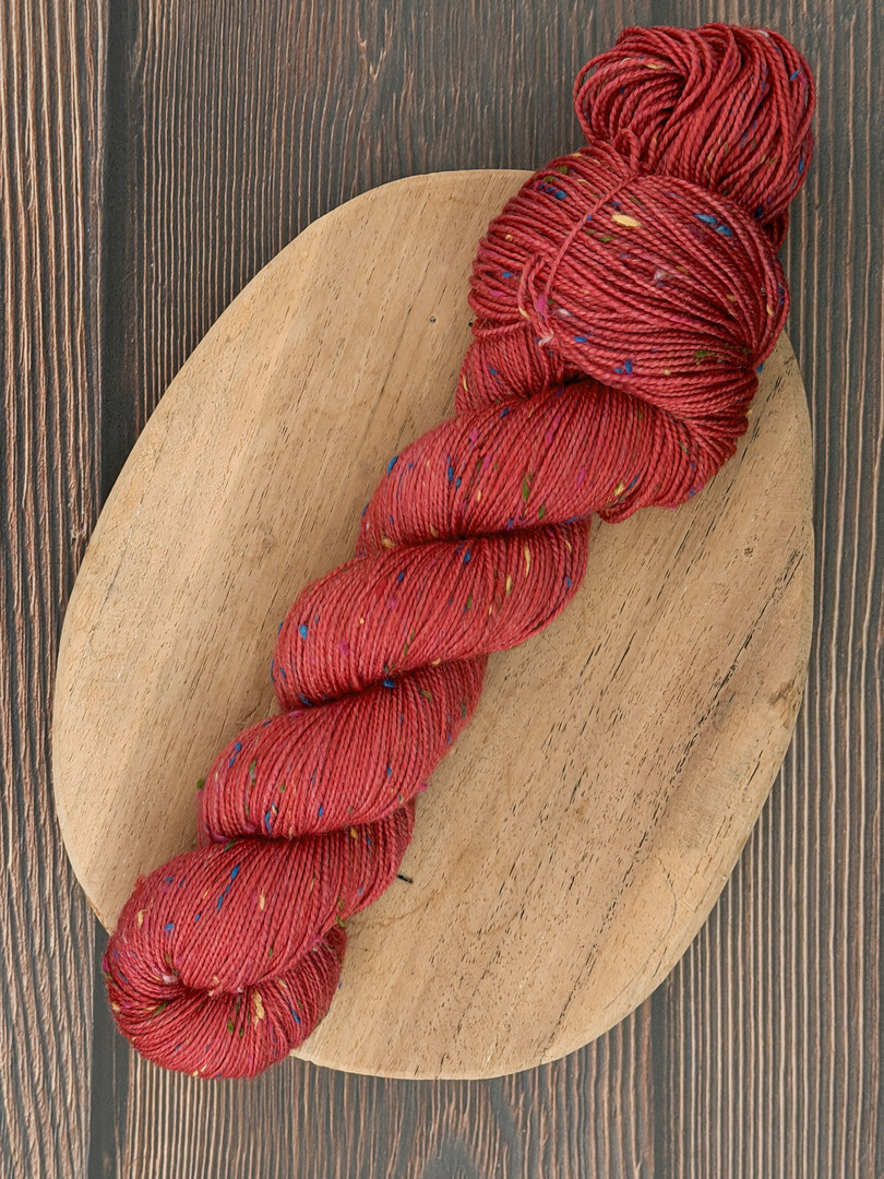 Włóczka piegowata 100g, kolor jarzębina, merino superwash z donegal nep – farbYARNia