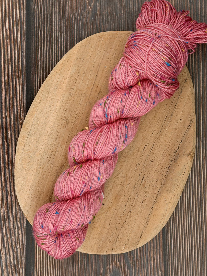 Włóczka piegowata 100g, kolor różany, merino superwash z donegal nep – farbYARNia