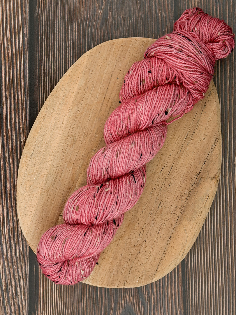 Włóczka piegowata 100g, kolor różany, merino superwash z donegal nep – farbYARNia