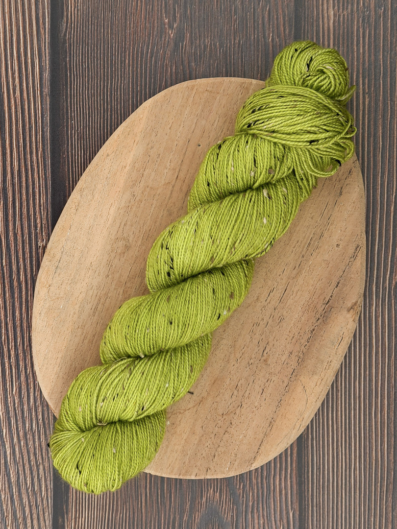Włóczka piegowata 100g, kolor limonka, merino superwash z donegal nep – farbYARNia