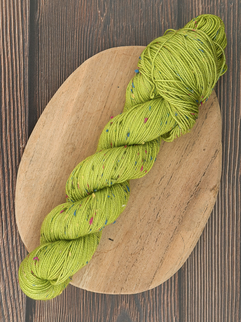 Włóczka piegowata 100g, kolor limonka, merino superwash z donegal nep – farbYARNia