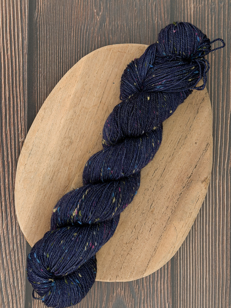 Włóczka piegowata 100g, kolor atrament, merino superwash z donegal nep – farbYARNia
