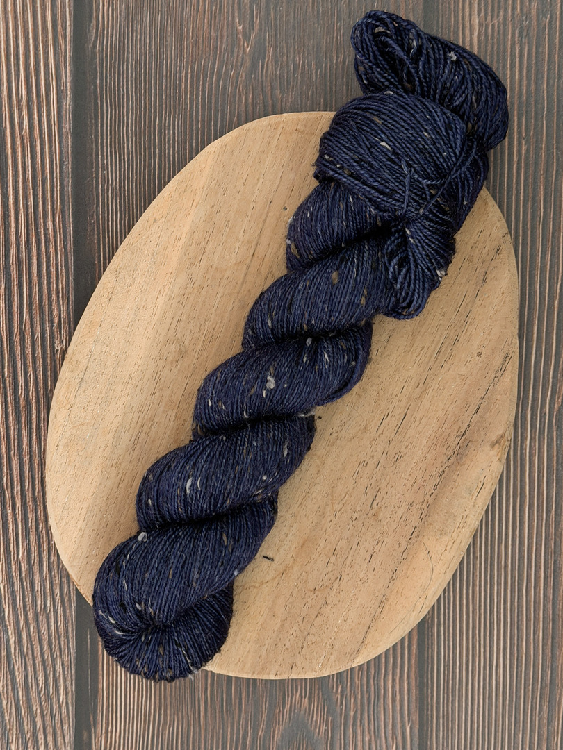 Włóczka piegowata 100g, kolor atrament, merino superwash z donegal nep – farbYARNia
