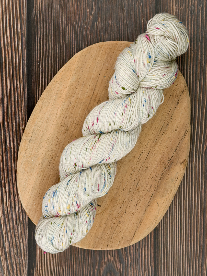 Włóczka piegowata 100g, kolor naturalny, merino superwash z donegal nep – farbYARNia