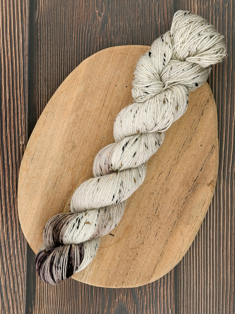 Włóczka piegowata 100g, kolor naturalny/kawa, merino superwash z donegal nep – farbYARNia