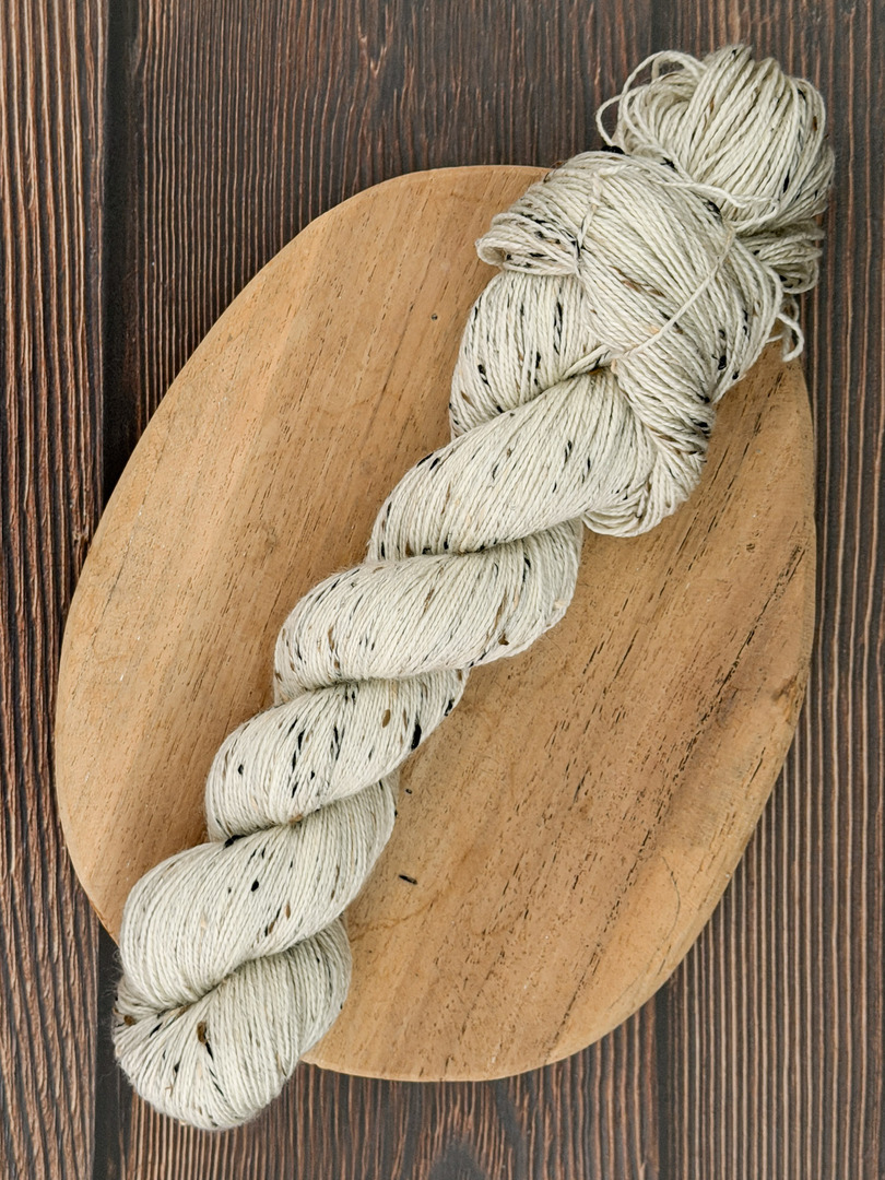 Włóczka piegowata 100g, kolor naturalny, merino superwash z donegal nep – farbYARNia