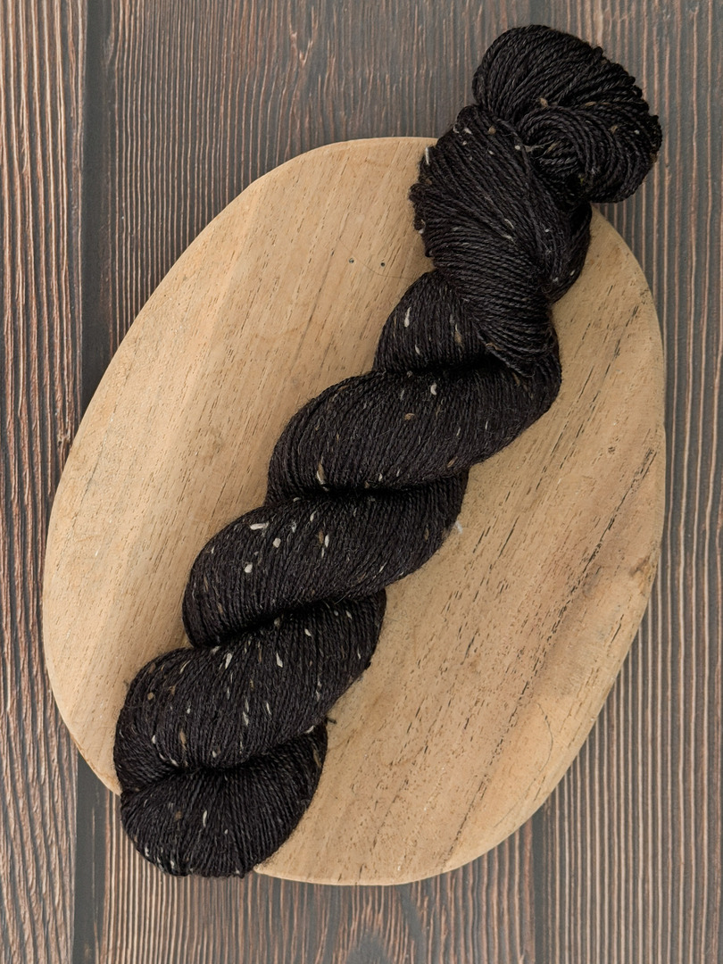Włóczka piegowata 100g, kolor onyks, merino superwash z donegal nep – farbYARNia