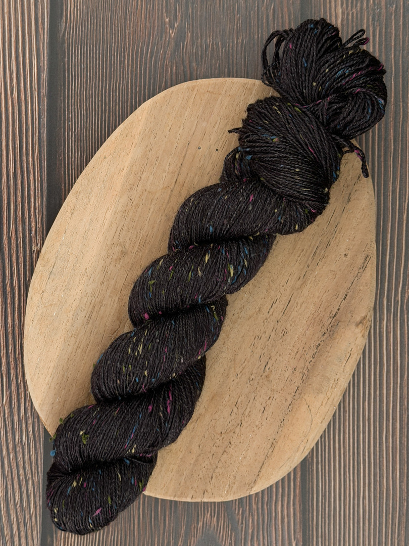 Włóczka piegowata 100g, kolor onyks, merino superwash z donegal nep – farbYARNia