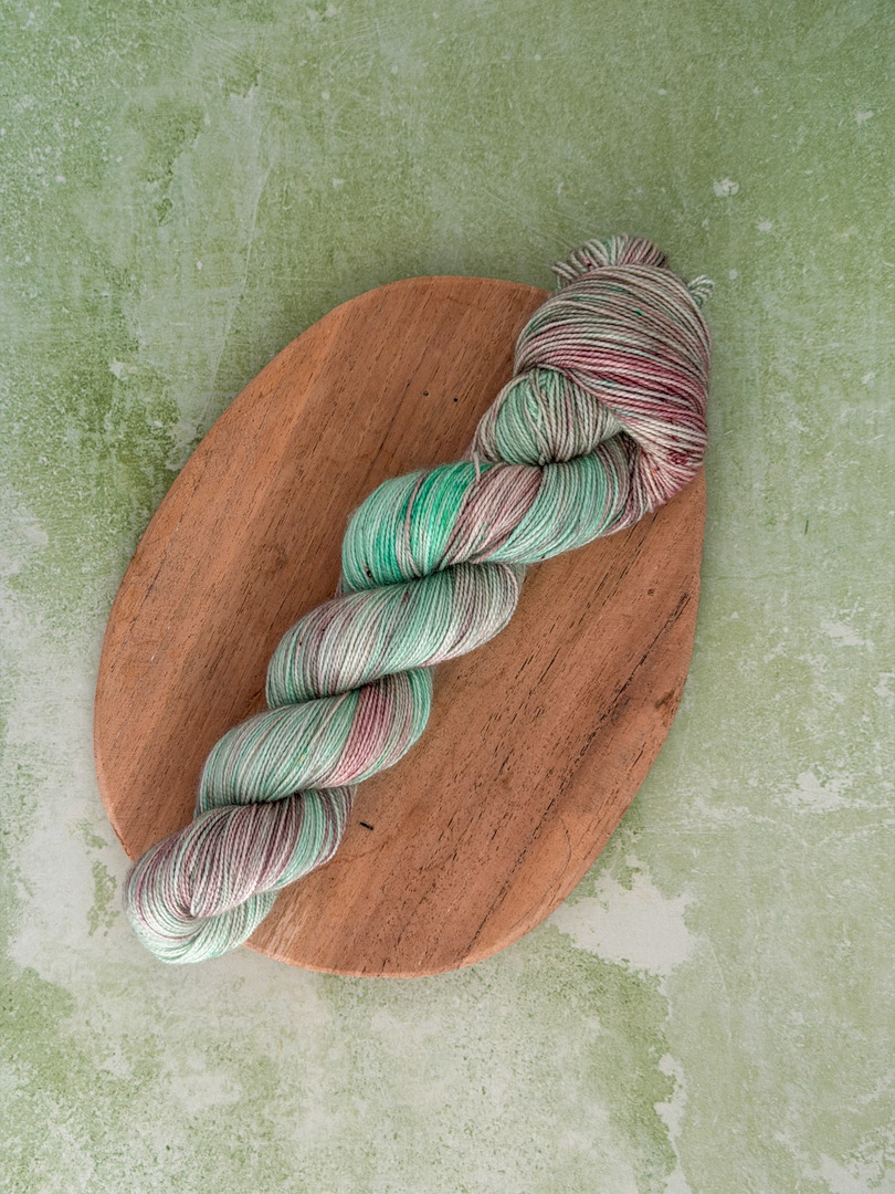 Mocna Mięta z czekoladą 100g — ręcznie farbowana włóczka skarpetkowa merino FarbYARNia
