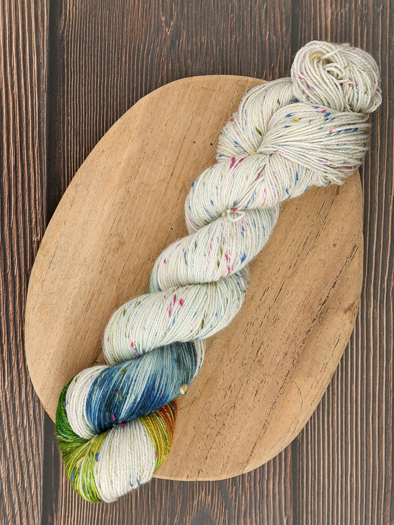 Włóczka piegowata 100g, kolor naturalny/tęcza, merino superwash z donegal nep – farbYARNia