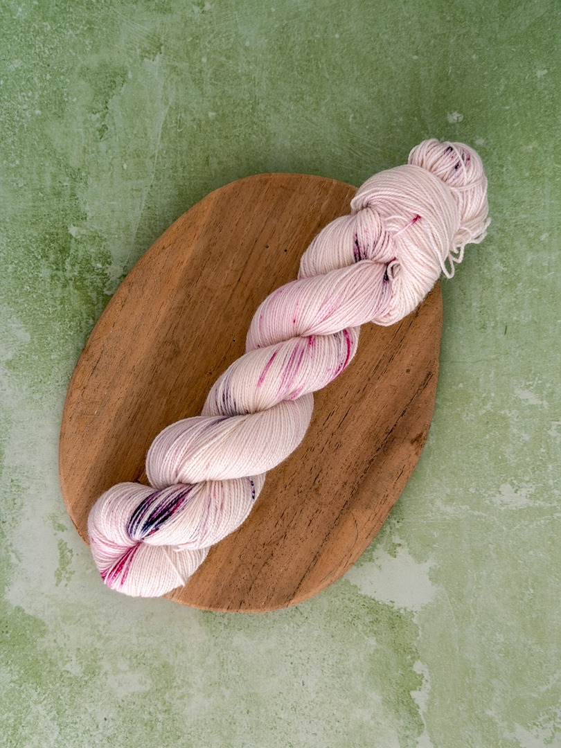 Mocna Terazzo malina 100g — ręcznie farbowana włóczka skarpetkowa merino FarbYARNia