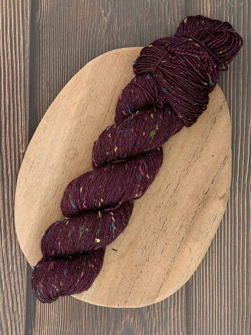 Włóczka piegowata 100g, kolor winko, merino superwash z donegal nep – farbYARNia