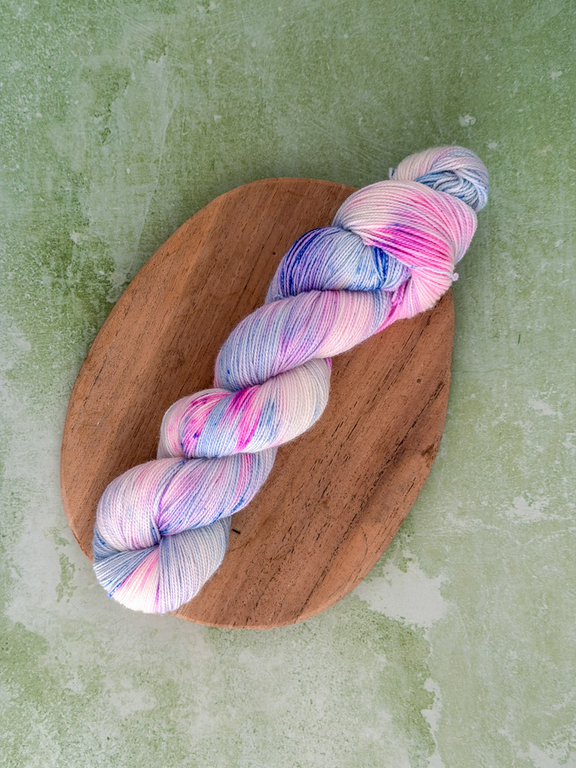 Mocna Niebieski storczyk 50g — ręcznie farbowana włóczka skarpetkowa merino FarbYARNia