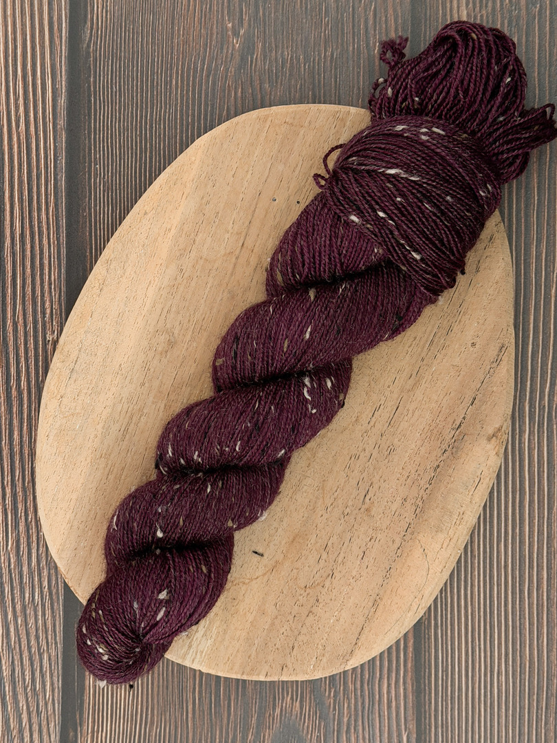 Włóczka piegowata 100g, kolor winko, merino superwash z donegal nep – farbYARNia