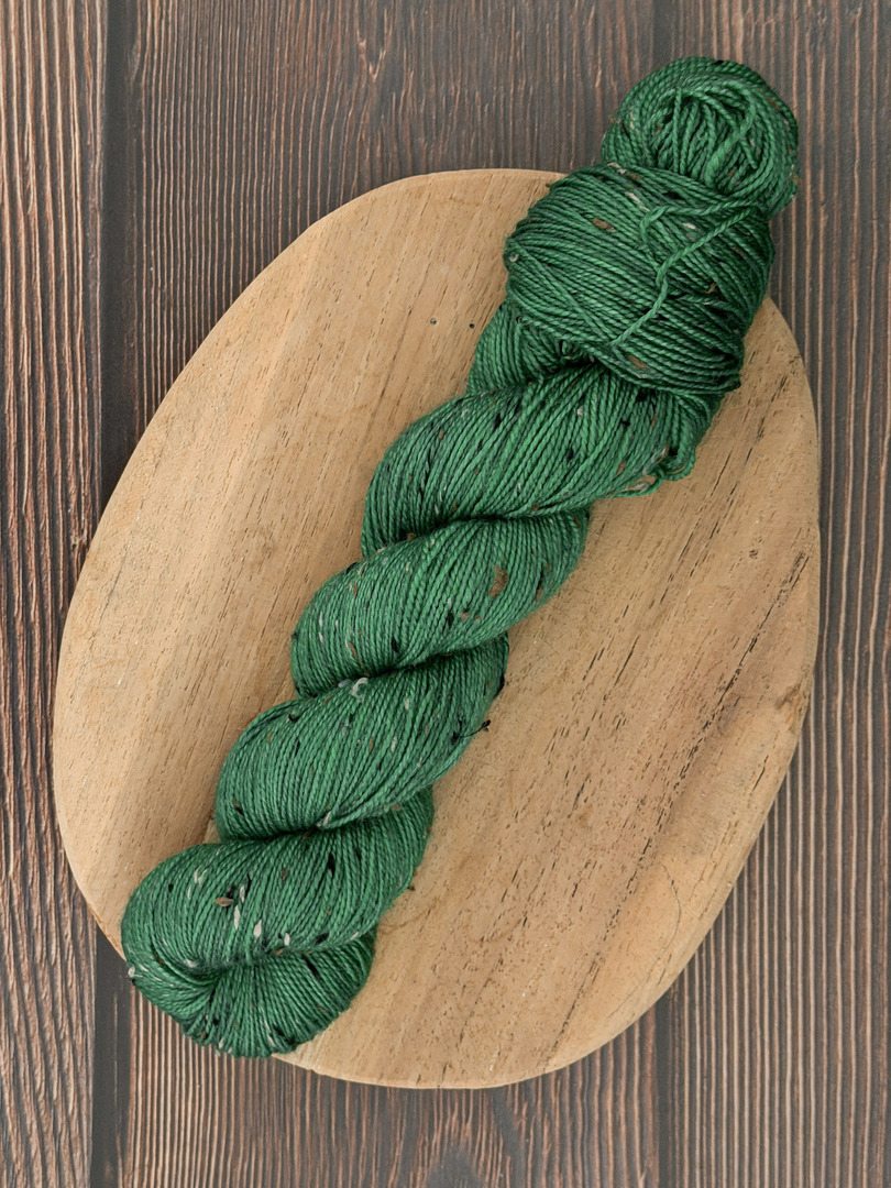 Włóczka piegowata 100g, kolor szmaragd, merino superwash z donegal nep – farbYARNia