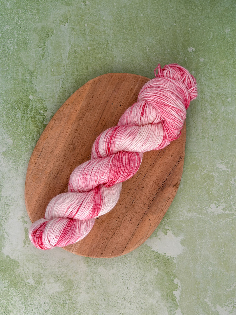Mocna Truskawkowe ze śmietanką 50g — ręcznie farbowana włóczka skarpetkowa merino FarbYARNia