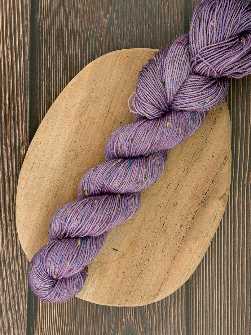 Włóczka piegowata 100g, kolor lilaki, merino superwash z donegal nep – farbYARNia