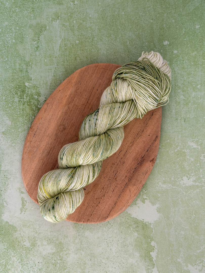 Mocna Małosolny 50g — ręcznie farbowana włóczka skarpetkowa merino FarbYARNia